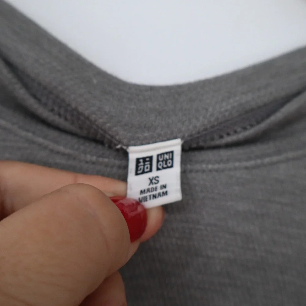 Uniqlo Heattech Ultra Warm Gray Crew Neck Long Sleeve Thermal Top XS